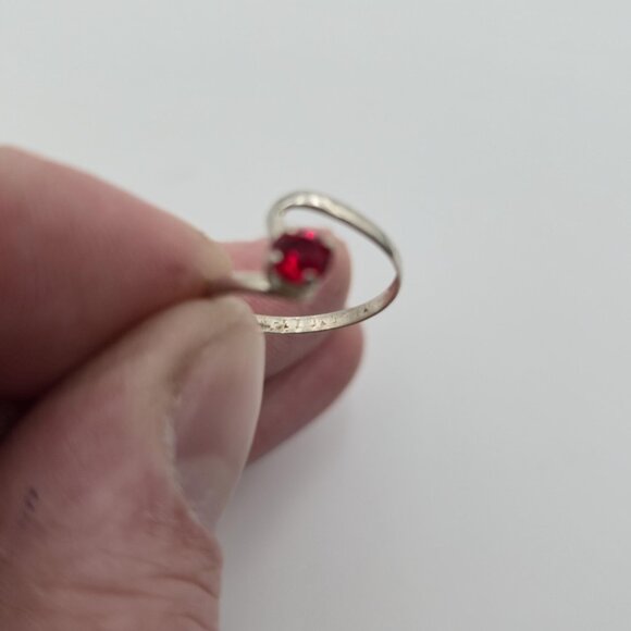 Size 3.25 Sterling Silver Dainty Red Crystal Band Ring A3934 - Picture 5 of 8